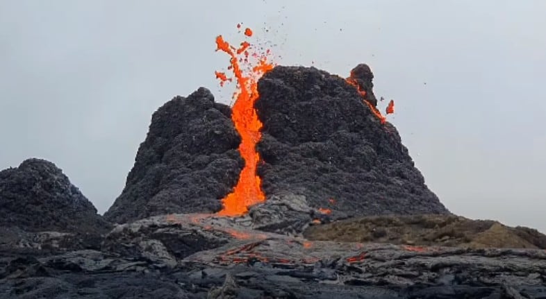 Este hombre se sube al volcán Fagradalsfjall para capturar de cerca estas impresionantes imágenes de su erupción