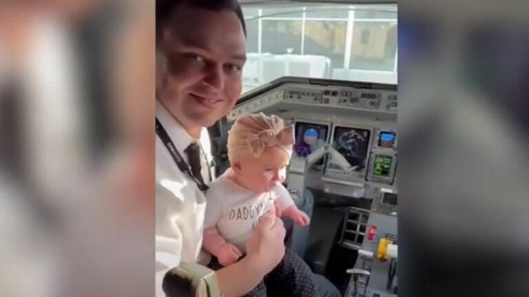 Este orgulloso padre consiguió su objetivo de pilotar el primer avión en el que viajaba su hija de cuatro meses