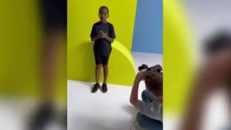 Este pequeño de siete años se ha convertido en el primer niño autista en modelar para una conocida marca de ropa