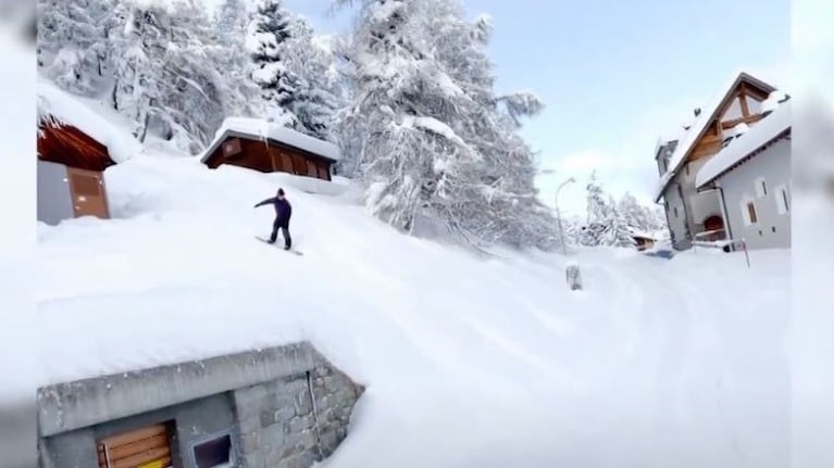 Este tipo hace snowboard por las calles de Suiza cubiertas de nieve