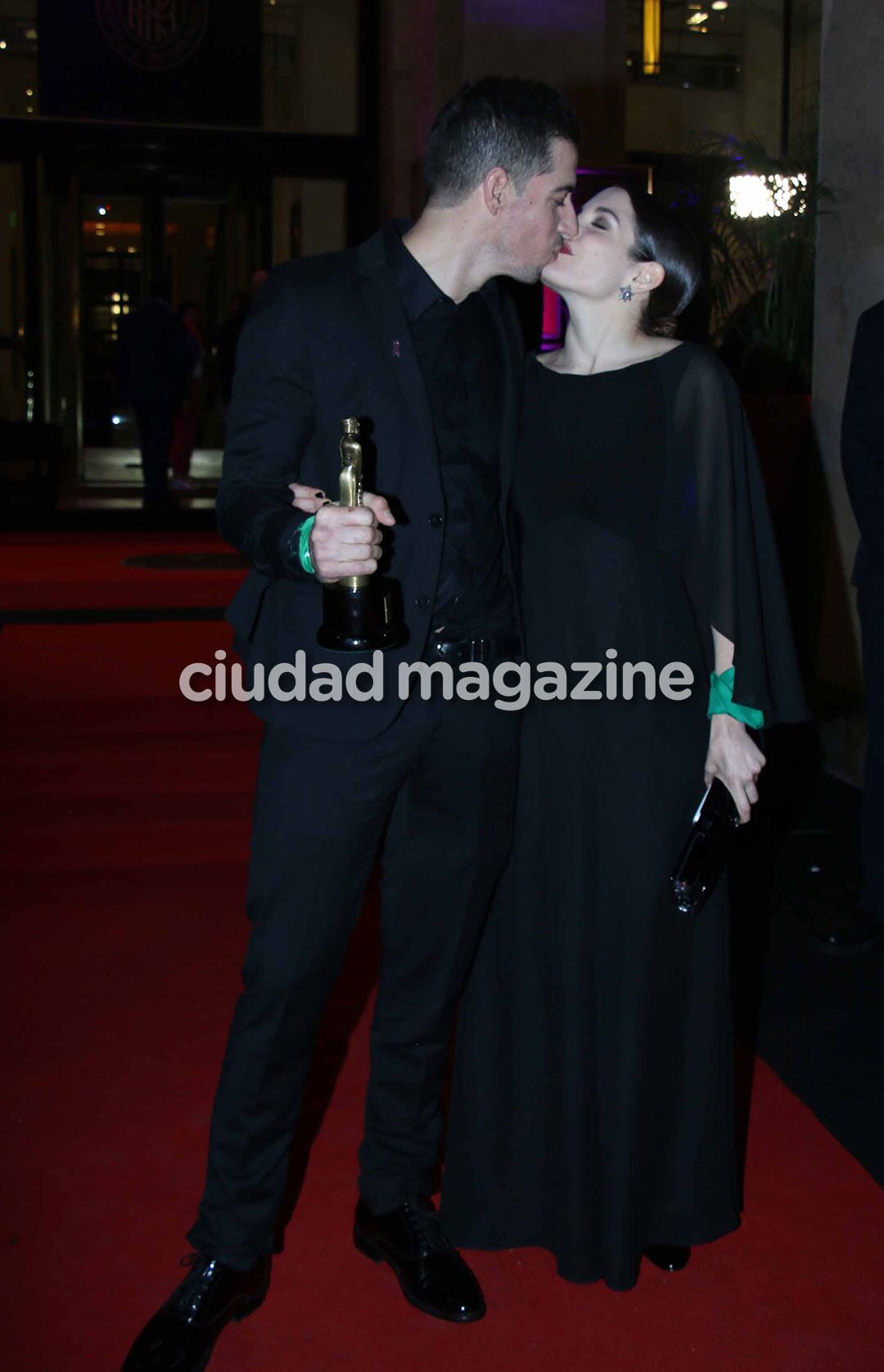 Esteban Lamothe y Katia Szechtman, a los besos en la entrega de los Martín Fierro 2018. (Foto: Movilpress)