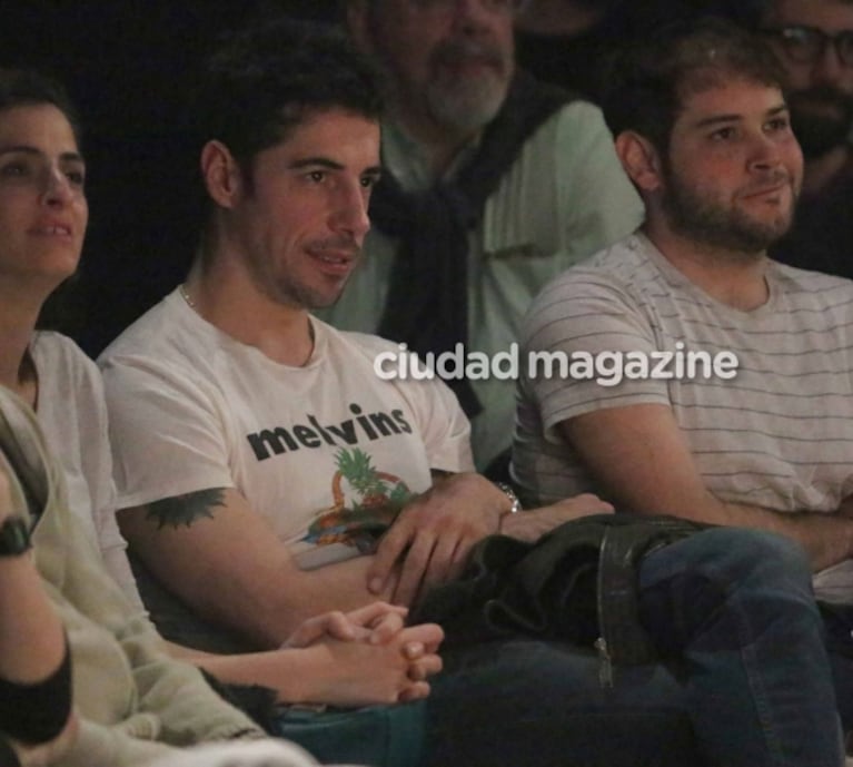 Esteban Lamothe y su primera salida pública al teatro con su nueva novia: miradas cómplices y caminata de la manito