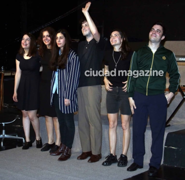 Esteban Lamothe y su primera salida pública al teatro con su nueva novia: miradas cómplices y caminata de la manito