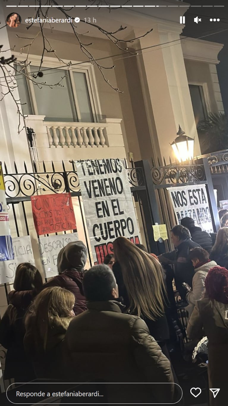 Estefanía Berardi mostró imágenes inéditas del reclamo frente a la casa de Aníbal Lotocki