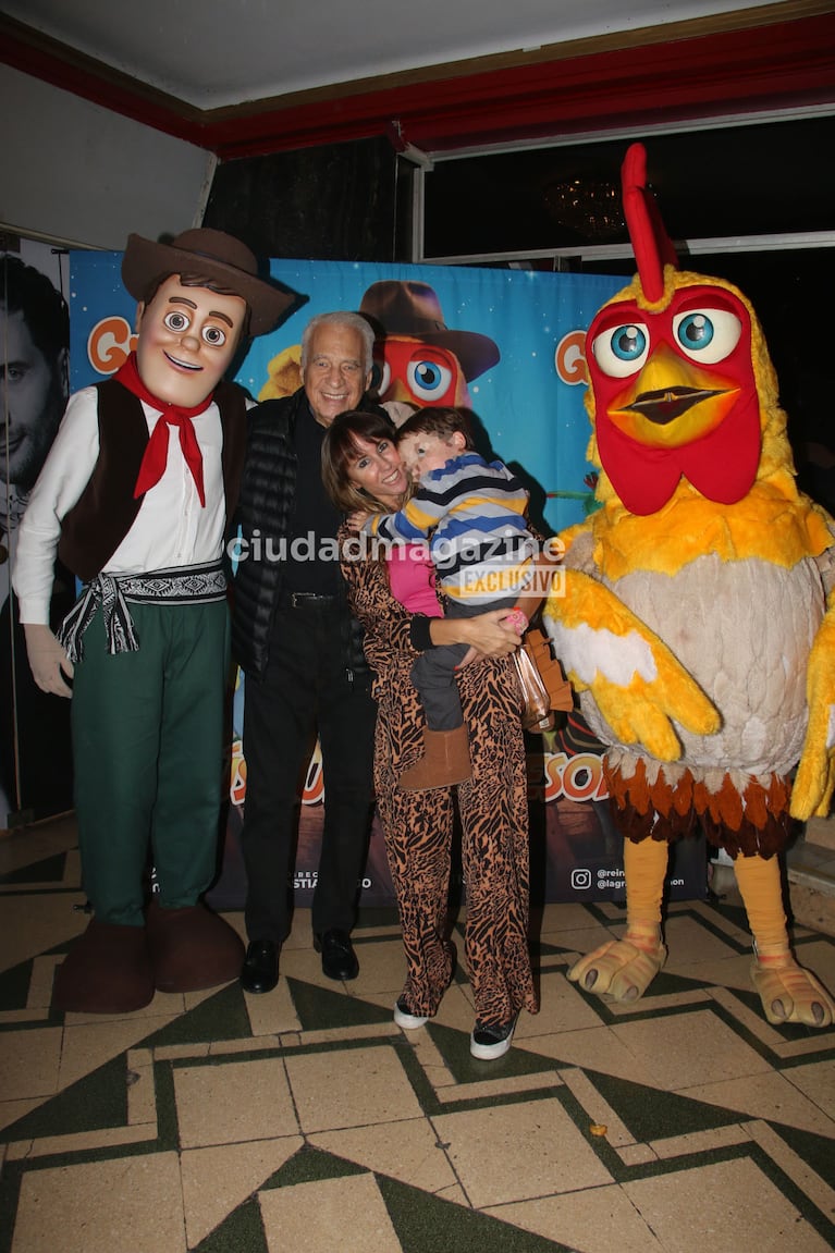 Estefanía Pasquini, Alberto y Emilio Cormillot en el estreno de la Granja de Zenón (Foto: Movilpress).