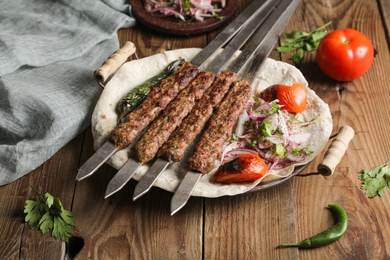 Estilo oriental: pinchos de carne estilo kebab