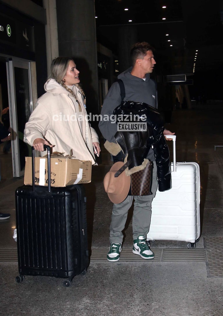 Eva Bargiela y Gianluca Simeone en el aeropuerto (Foto: Movilpress).