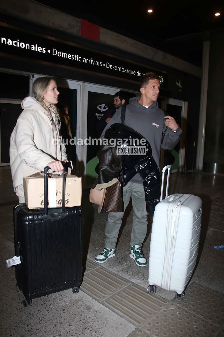 Eva Bargiela y Gianluca Simeone en el aeropuerto (Foto: Movilpress).