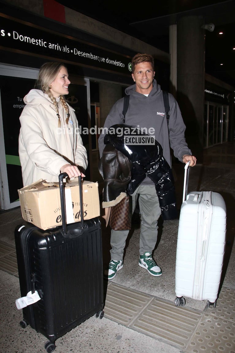 Eva Bargiela y Gianluca Simeone en el aeropuerto (Foto: Movilpress).