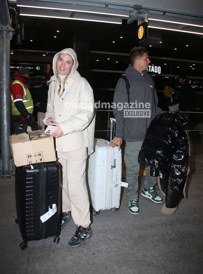 Eva Bargiela y Gianluca Simeone en el aeropuerto (Foto: Movilpress).