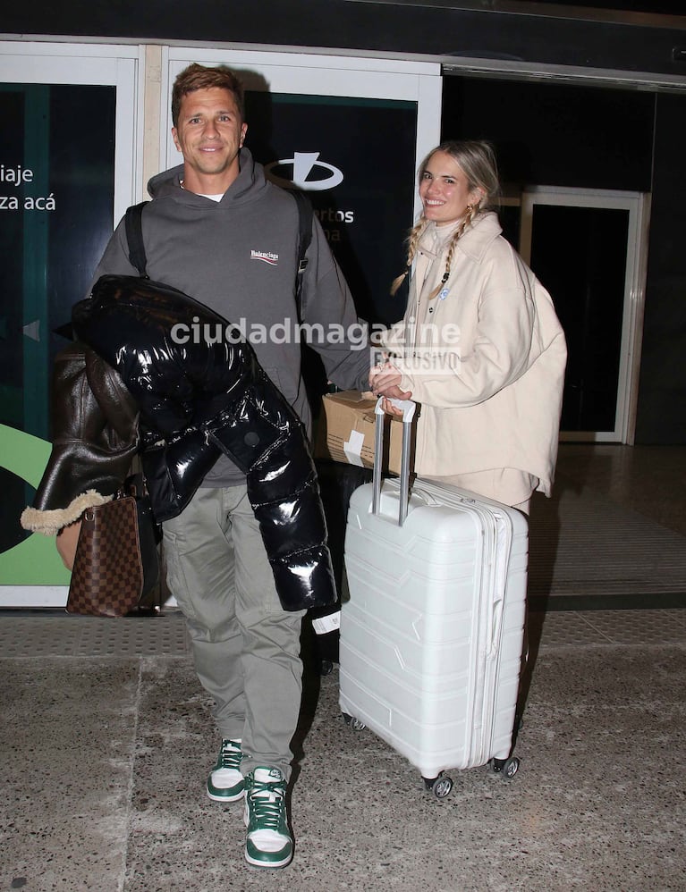 Eva Bargiela y Gianluca Simeone en el aeropuerto (Foto: Movilpress).