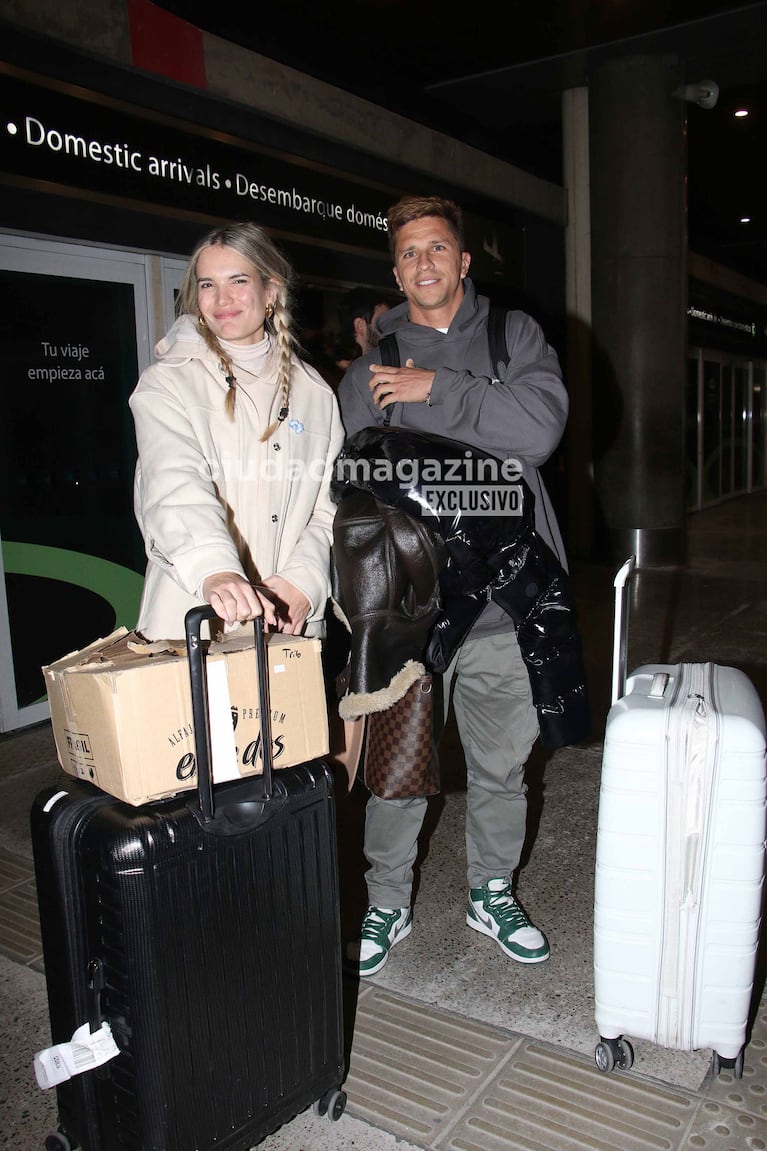 Eva Bargiela y Gianluca Simeone en el aeropuerto (Foto: Movilpress).