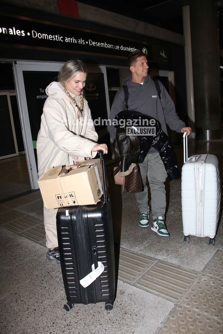 Eva Bargiela y Gianluca Simeone en el aeropuerto (Foto: Movilpress).