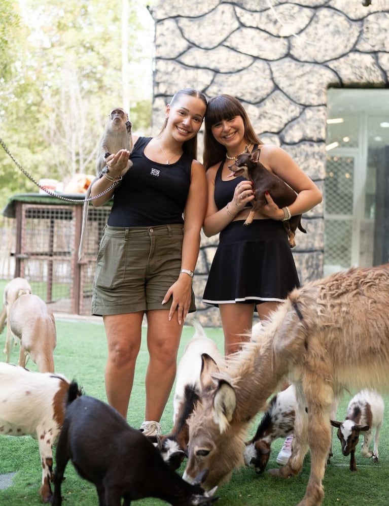 Eva posó junto a animales encadenados.