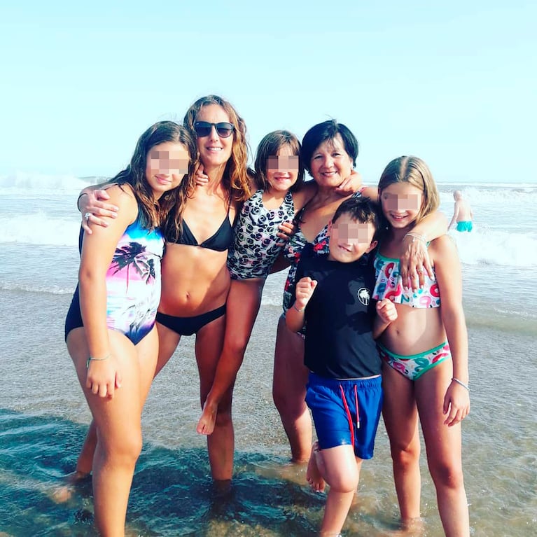 Fabián Cubero junto a sus hijas, Indiana, Allegra y Sienna, en Mar del Plata