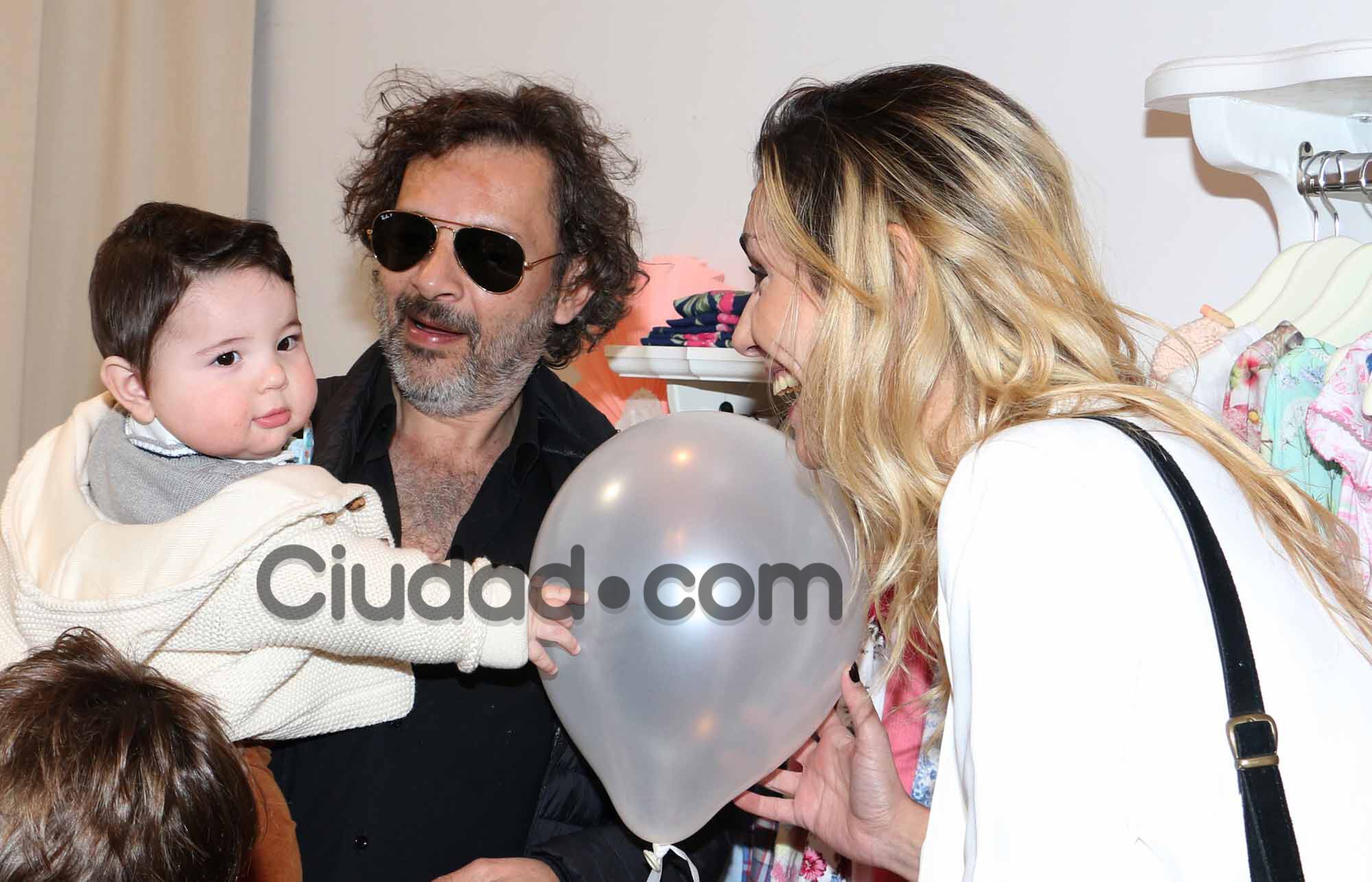 Fabián Vena y Paula Morales con Valentino. (Fotos: Movilpress-Ciudad.com)