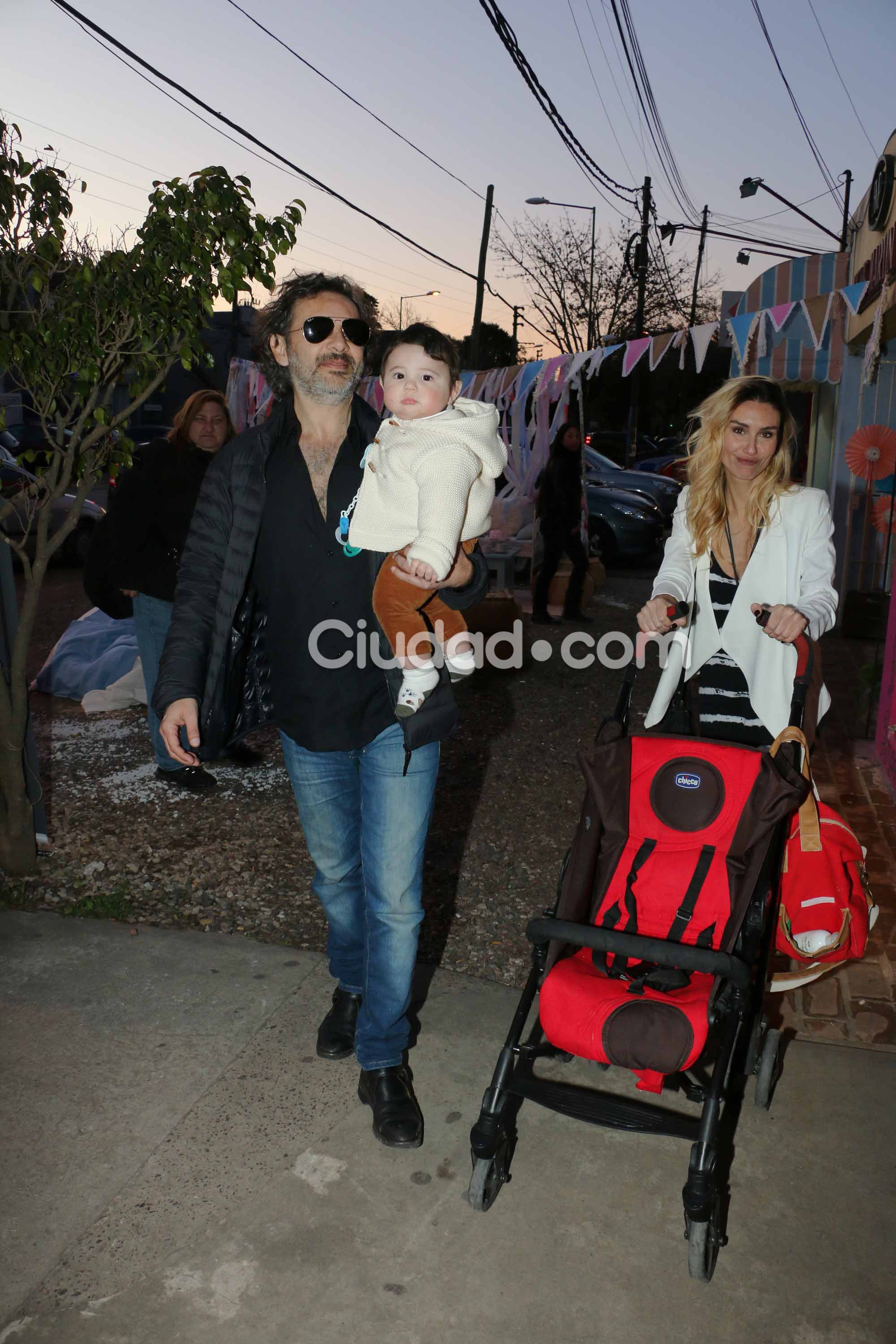 Fabián Vena y Paula Morales con Valentino. (Fotos: Movilpress-Ciudad.com)