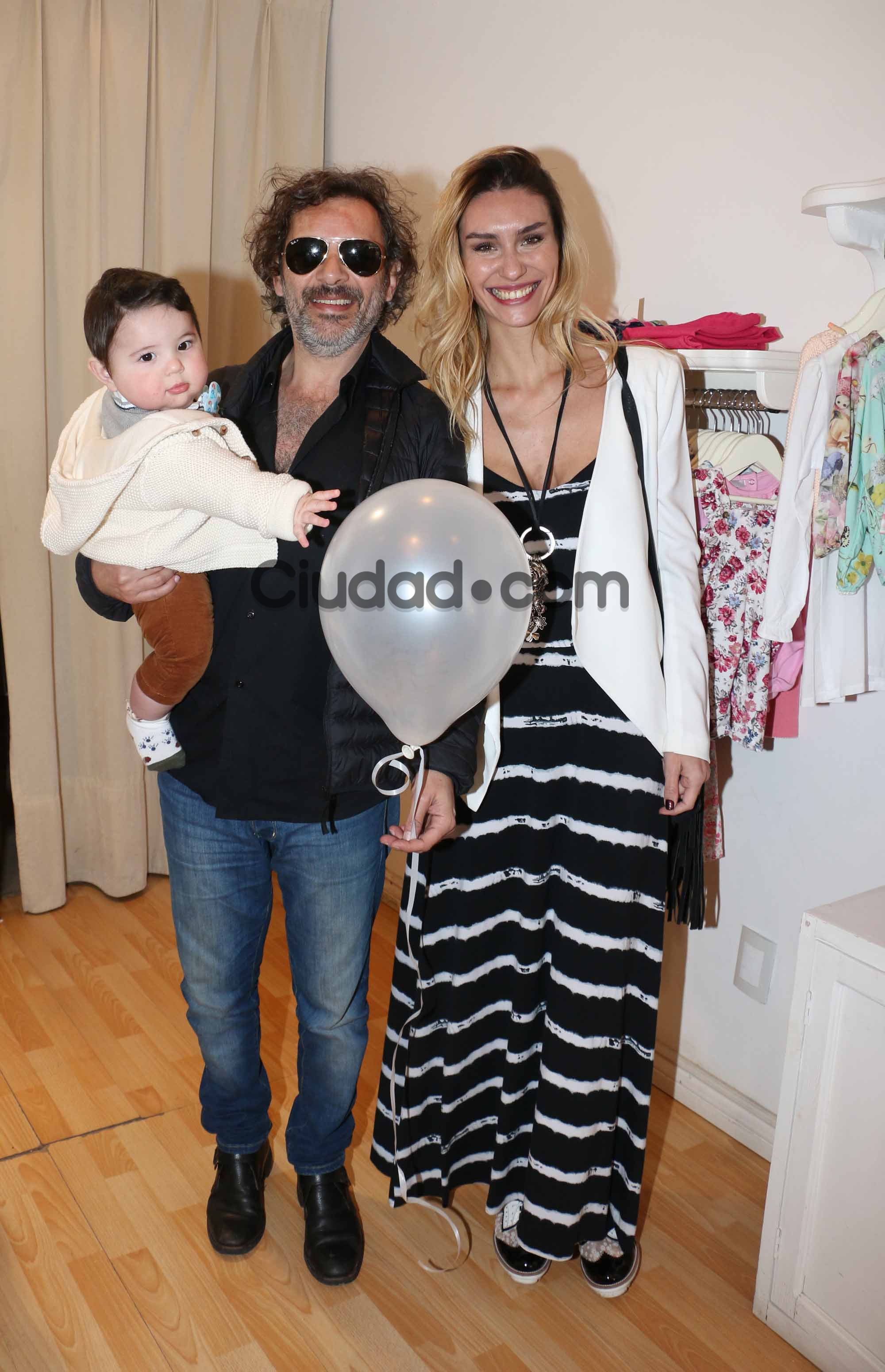 Fabián Vena y Paula Morales con Valentino. (Fotos: Movilpress-Ciudad.com)