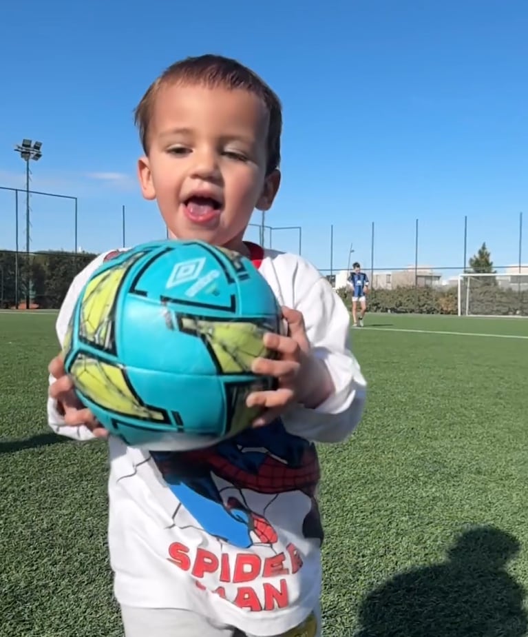 Fabián y Luca jugando a la pelota.