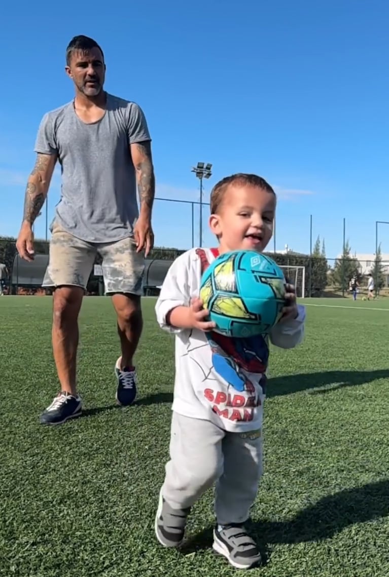 Fabián y Luca jugando a la pelota.