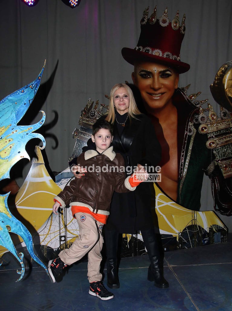 Fabiana Liuzzi con su hijo en el estreno de Circo de Anima de Flavio Mendoza (Foto: Movilpress).