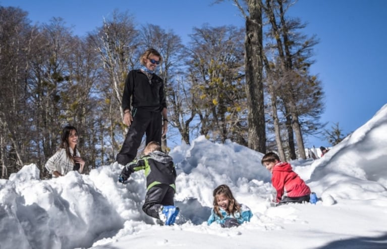 Facundo Arana y María Susini, de vacaciones con sus hijos en la nieve: amor, juegos y deportes de invierno