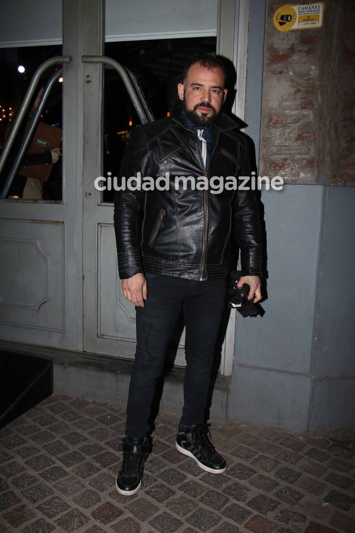 Facundo Espinoza fue al bar de Nico Vázquez a ver el debut de Mi hermano es un clon. (Foto: Movilpress)