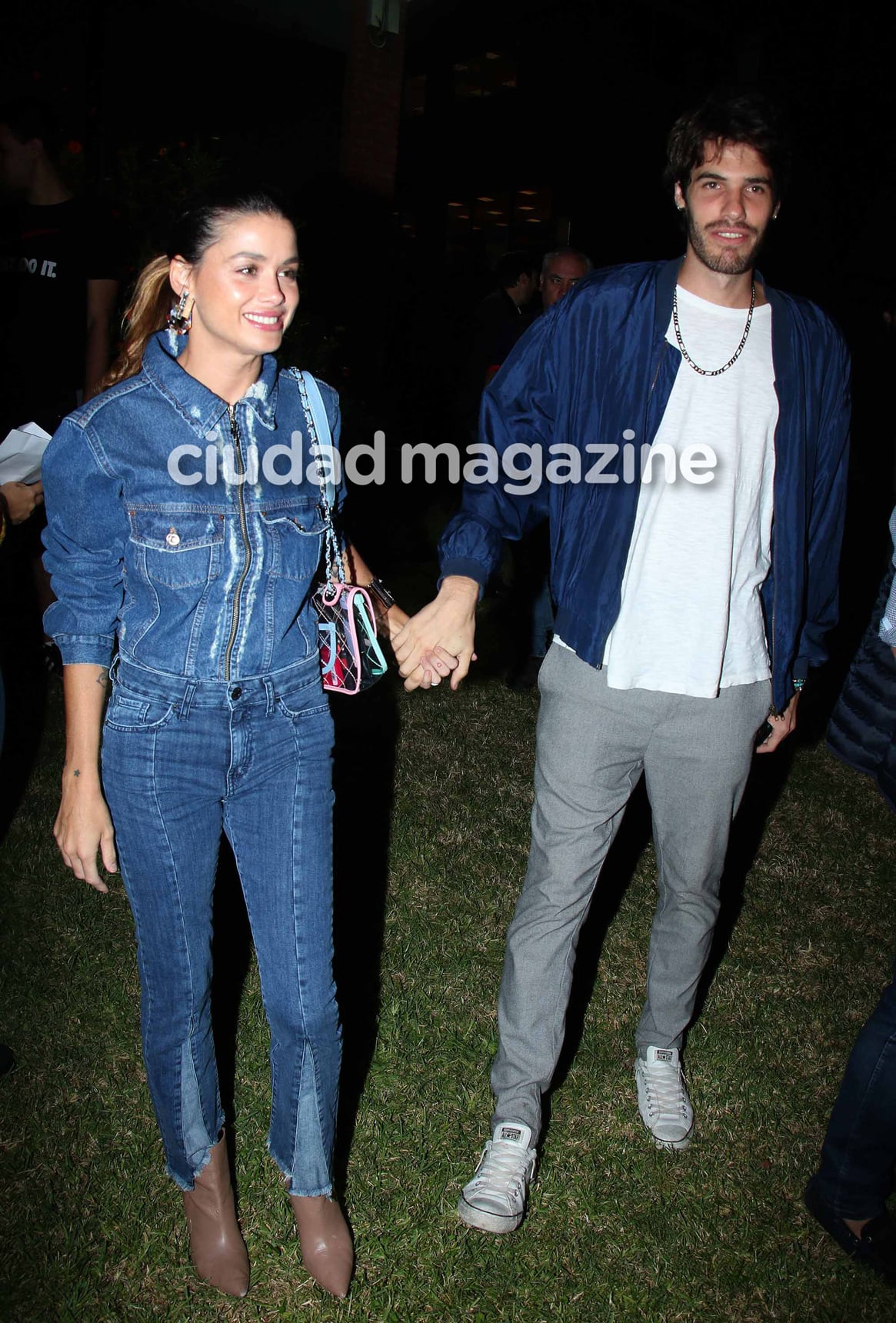 Famosos enamorados y a puro romance en la noche porteña. (Foto: Movilpress)