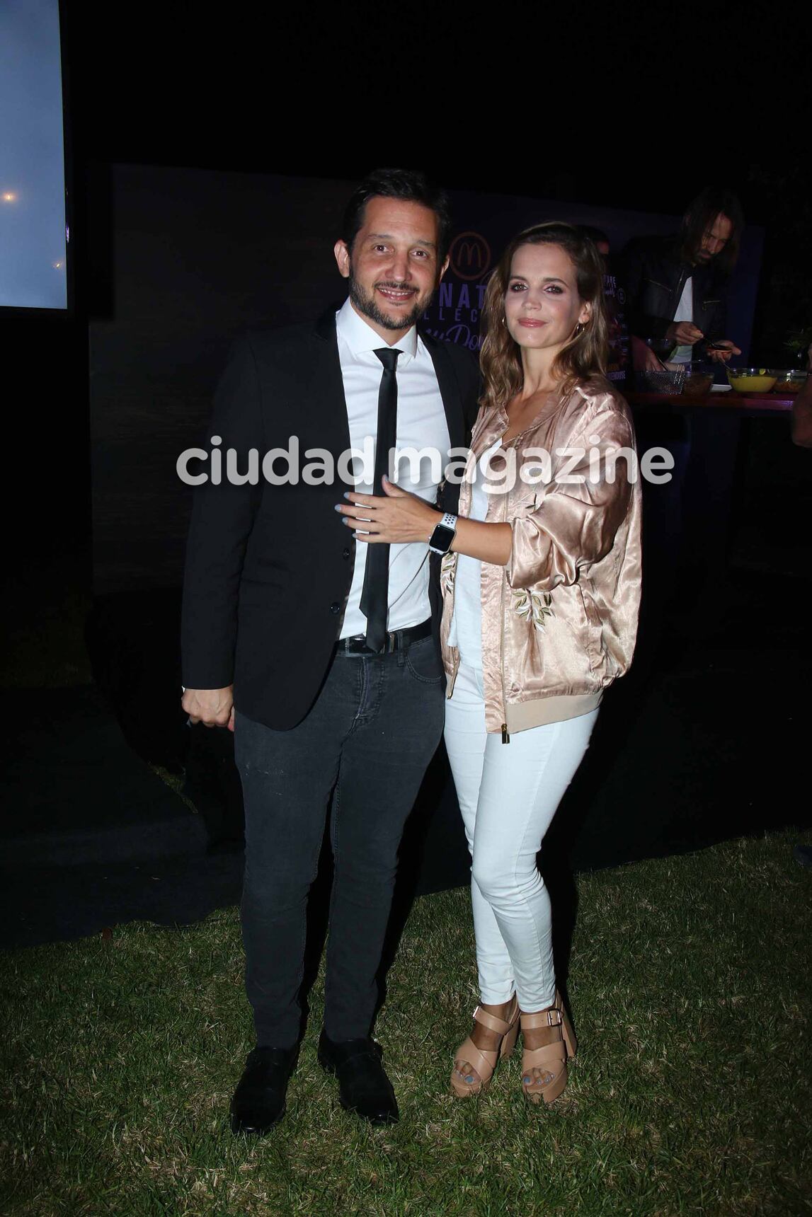 Famosos enamorados y a puro romance en la noche porteña. (Foto: Movilpress)