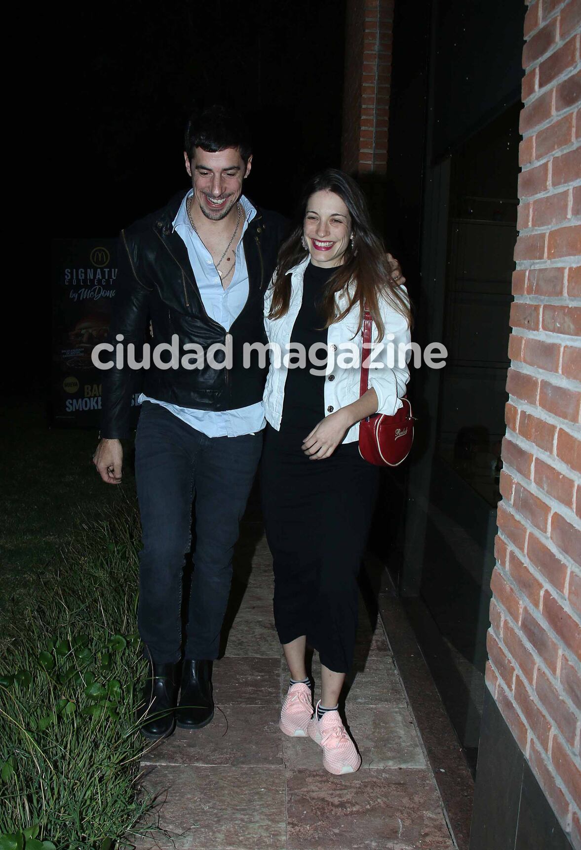 Famosos enamorados y a puro romance en la noche porteña. (Foto: Movilpress)