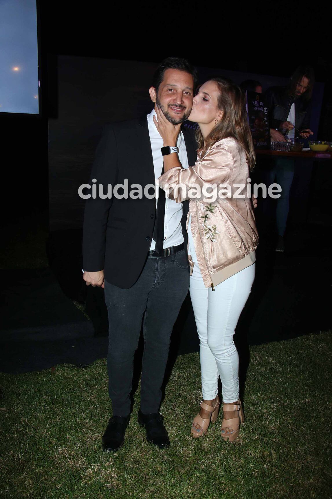 Famosos enamorados y a puro romance en la noche porteña. (Foto: Movilpress)