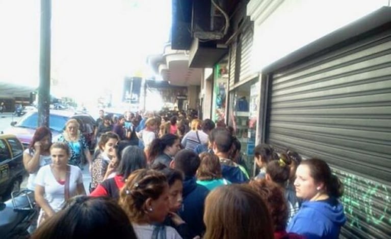 Fanáticos de Dulce Amor protestan y cortan Avenida Corrientes. (Foto: Twitter)