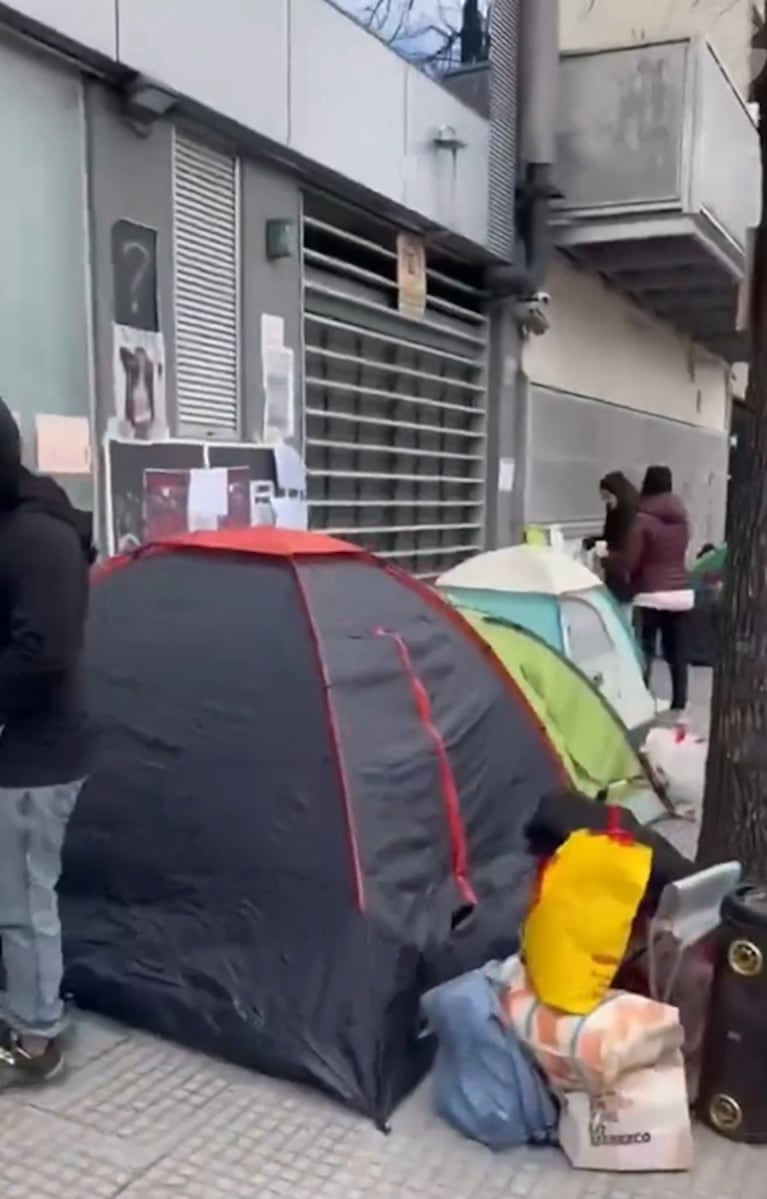 Fanáticos durmiendo en la puerta de Olga.