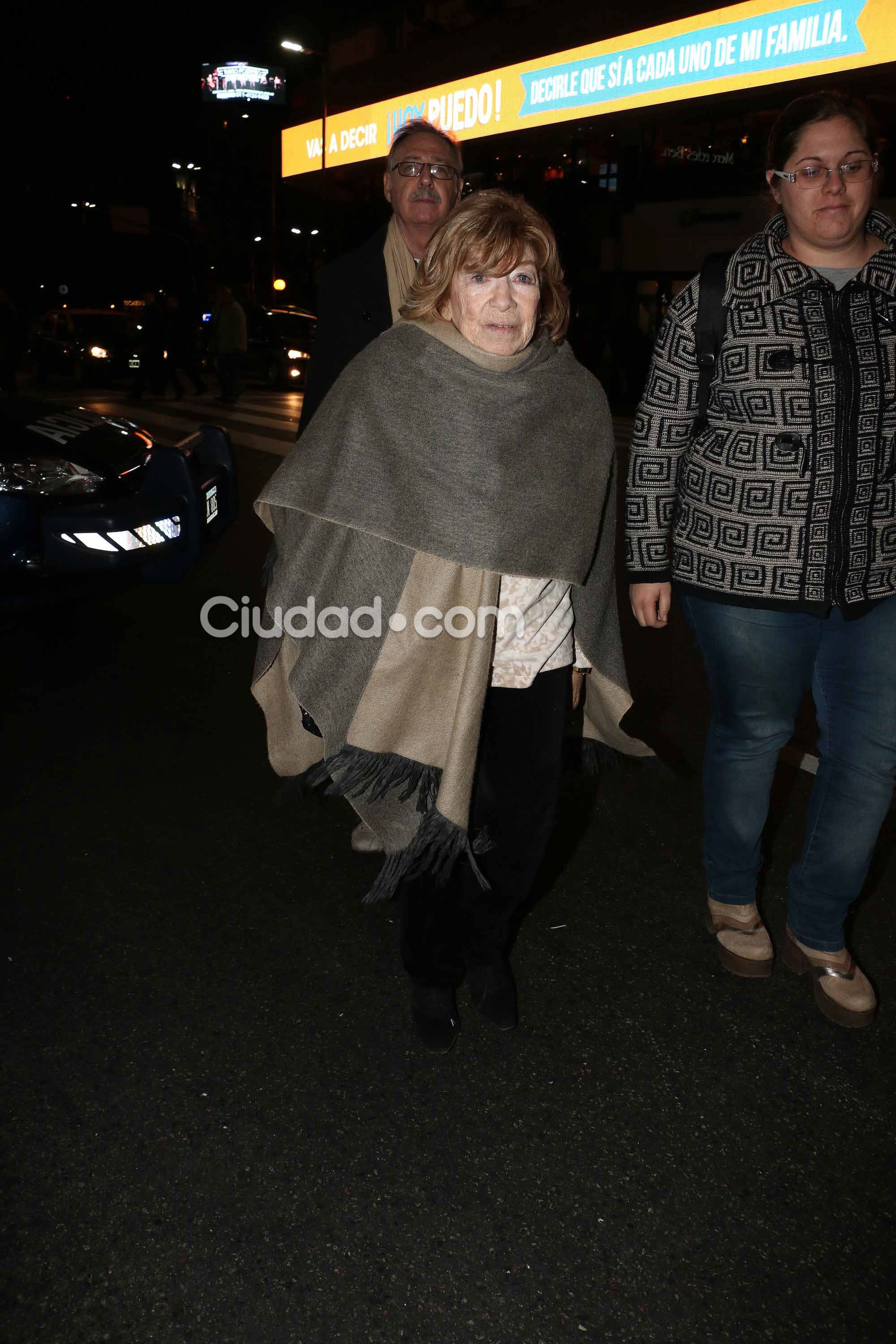 Fanny Mandelbaum se acercó a darle el último adiós a Romay  (Fotos: Movilpress). 