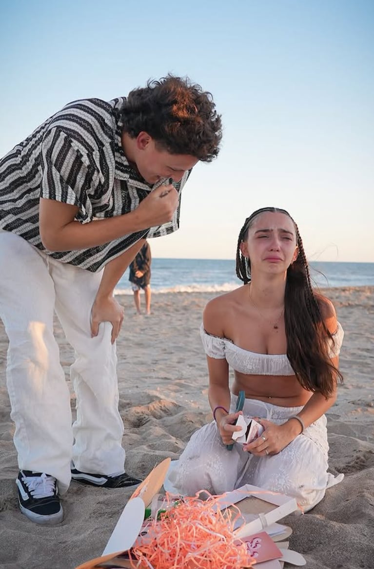 Fauto y Juli se pusiero de novios a orillas del mar.