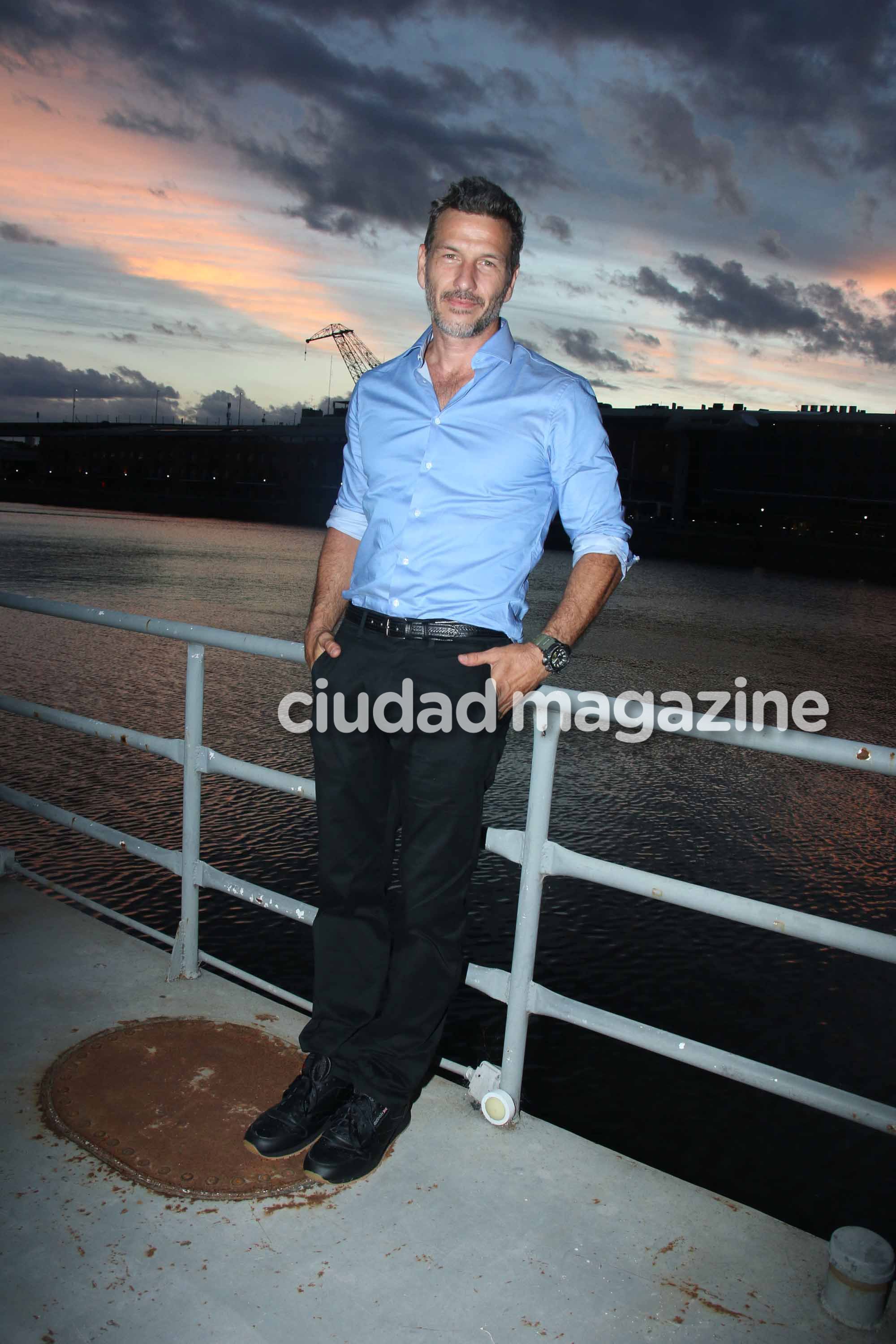 Federico Amador, muy elegante en la presentación de Campanas en la noche (Fotos: Movilpress). 