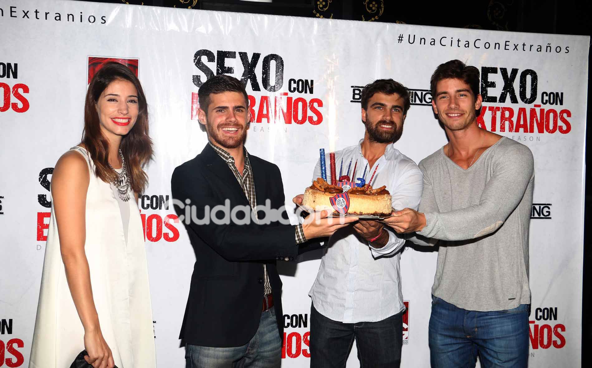 Festejo de cumpleaños de Gastón, en la presentación de Sexo con extraños (Foto: Movilpress)