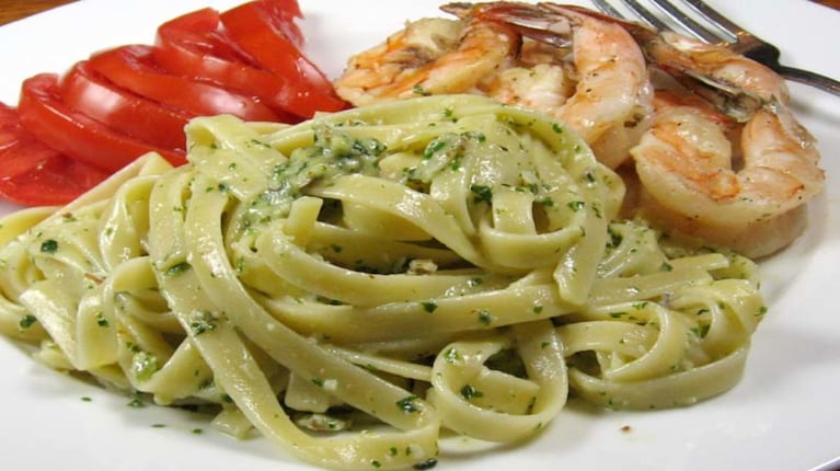 Fettuccine al pesto: así se logra un abrazo de sabor y frescura en cada plato