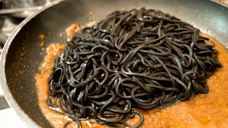 Fettuccine negros con salsa natural de tomate: el paso a paso de una receta simple 