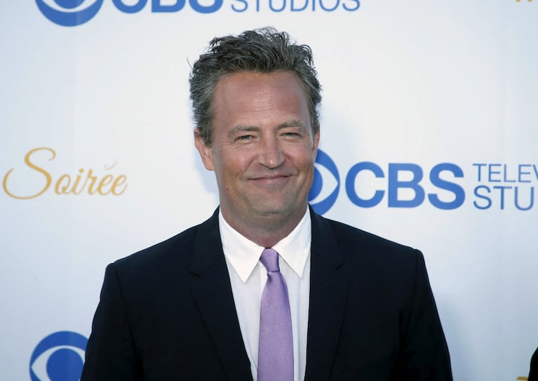 FILE PHOTO: Actor Matthew Perry poses at the CBS Studios rooftop summer soiree in West Hollywood, California May 18, 2015. REUTERS/Danny Moloshok/File Photo