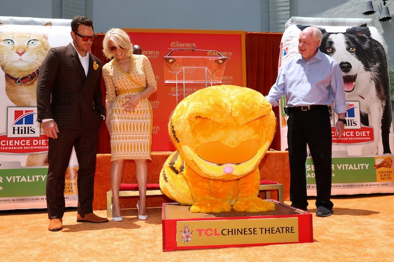 FILE PHOTO: Cast members Hannah Waddingham and Chris Pratt, and Executive Producer Jim Davis, the creator of Garfield, react as a person wearing Garfield's costume places paw prints in cement during the world premiere of the film "The Garfield Movie" at TCL Chinese Theatre in Los Angeles, California, U.S., May 19, 2024. REUTERS/Mario Anzuoni/File Photo