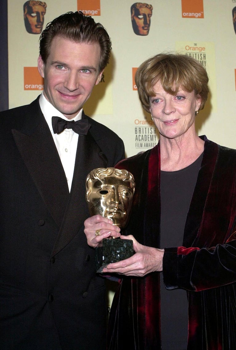 FILE PHOTO: Maggie Smith holds her BAFTA (British Academy of Film and Television Awards) award presented to her by Ralph Fiennes (L) after winning Best Supporting Actress for her role in 'Tea with Mussolini' at the ceremony held in Leicester Square, London, Britain April 9, 2000. /File Photo