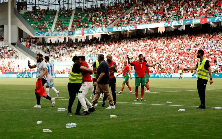 FILE PHOTO: Paris 2024 Olympics - Football - Men's Group B - Argentina vs Morocco - Geoffroy-Guichard Stadium, Saint-Etienne, France - July 24, 2024. Achraf Hakimi of Morocco reacts as pitch invaders run to the pitch after the match. REUTERS/Thaier Al-Sudani/File Photo