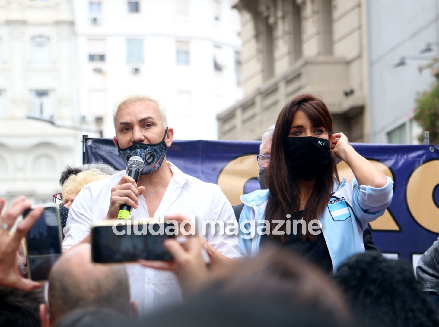 Flavio Mendoza y Laura Fidalgo en la marcha de los actores. (Foto: Movilpress)