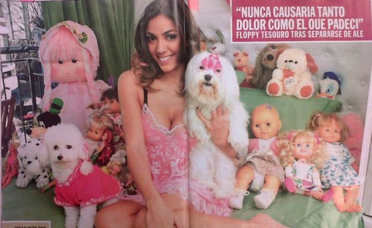 Floppy Tesouro, en su habitación repleta de peluches, muñecas... y con dos perros. (Foto: revista Caras)