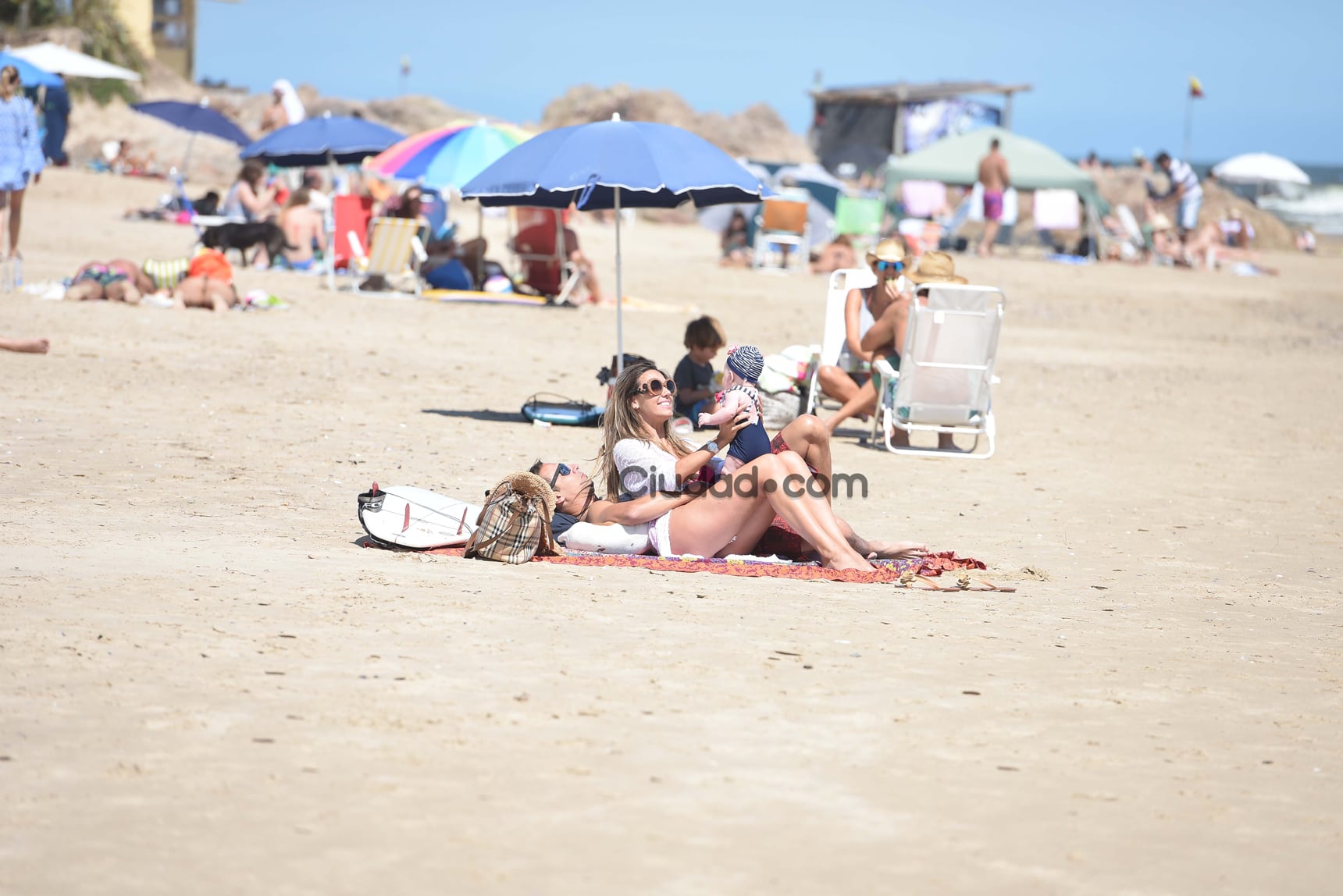 Floppy Tesouro y su lomazo en Punta del Este, a cuatro meses de ser madre de Moorea junto a Rodrigo Fernández Prieto. (Foto: GM Press - Ciudad.com)