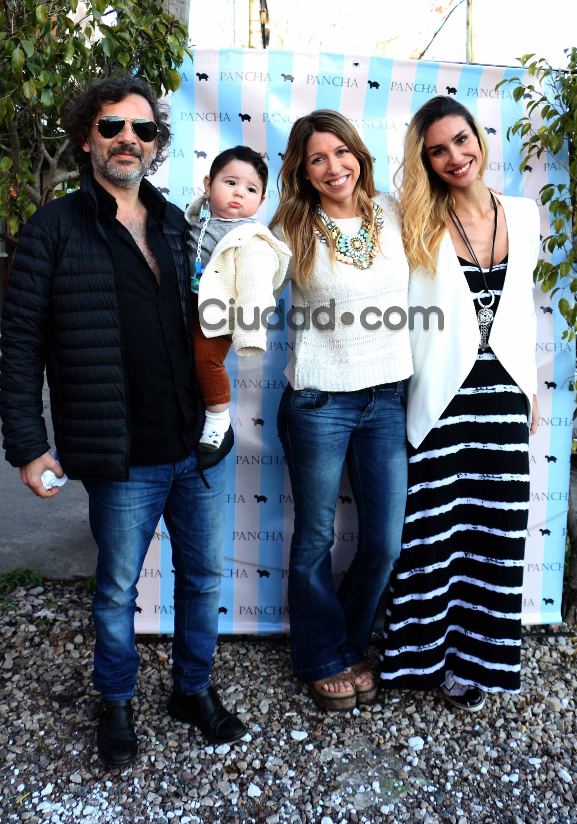 Flor Bertotti con Fabián Vena, Paula Morales y Valentino. (Fotos: Movilpress-Ciudad.com)