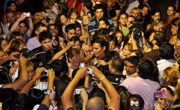 Flor de la V, rodeada de fans a la salida del teatro.