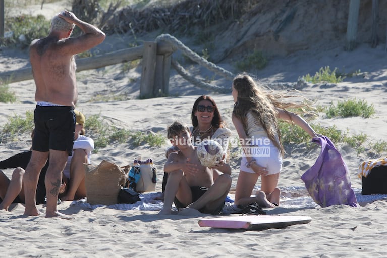 Flor de la Ve y Pablo Goycochea con sus hijos en Punta del Este.