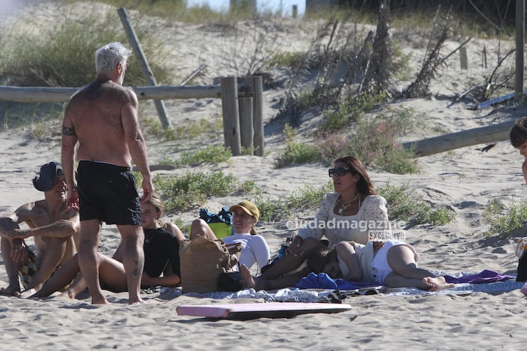 Flor de la Ve y Pablo Goycochea con sus hijos en Punta del Este.